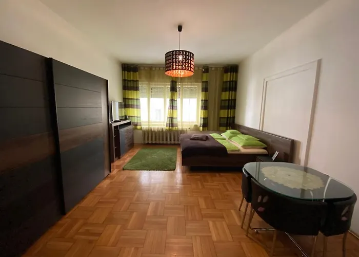 Gazde/Camere de închiriat Monolit Center