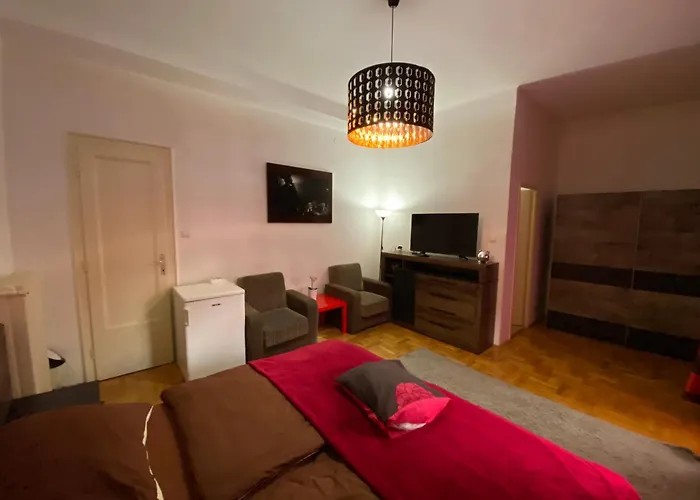 Gazde/Camere de închiriat Monolit Center